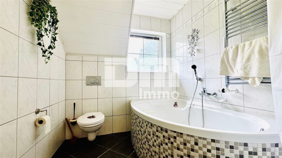 Sanierter Wohntraum mit Garten / Terrasse und 2 Garagen + vielen Extras - OG / DG Bad / Wanne / Dusche